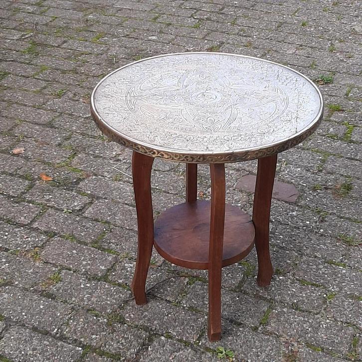Antiek, laag rooktafeltje / bijzettafeltje met messing blad, Antiek en Kunst, Antiek | Woonaccessoires, Ophalen