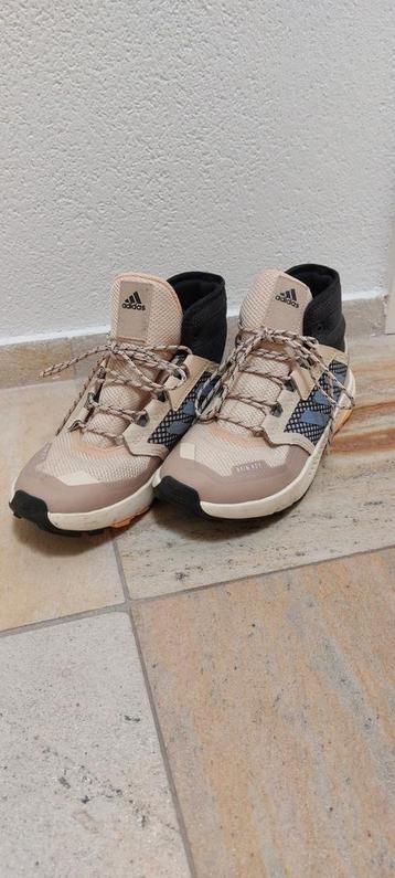 Zeer mooie Adidas Terrex outdoor schoenen beschikbaar voor biedingen