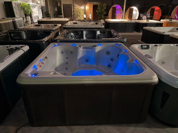 Jacuzzi balboa spa zeer krachtig ! NIEUWJAARS ACTIE! Weg=Weg, Tuin en Terras, Bubbelbaden en Hottubs, Zo goed als nieuw, Pomp