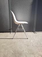 Vitra Eames 1x DSS wit ( los exemplaar ), Huis en Inrichting, Stoelen, Gebruikt, Wit, Vitra, Koivistokade 1, 1013 AC Amsterdam
