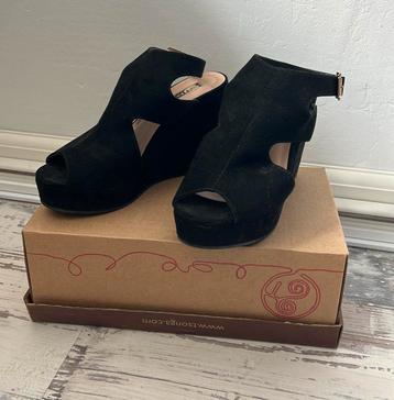Zwarte Suede pump met sleehak mt 37 beschikbaar voor biedingen