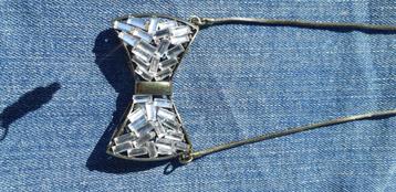 Vintage ketting beschikbaar voor biedingen
