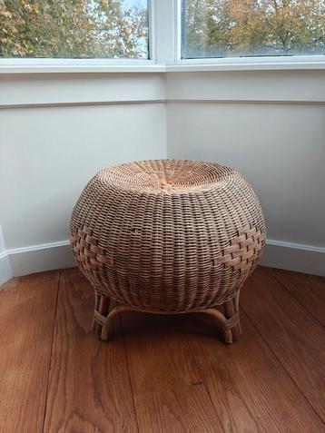 Rotan plantenstandaard beschikbaar voor biedingen