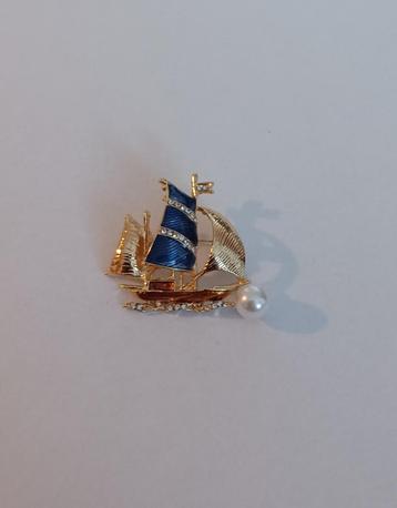 Zeilschip broche beschikbaar voor biedingen