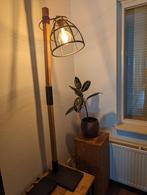 Industriële staande lamp met houten frame en metalen kooi, Ophalen, Zo goed als nieuw, Metaal, 150 tot 200 cm