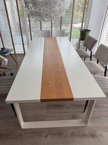 Hulsta Studio Now eettafel beschikbaar voor biedingen
