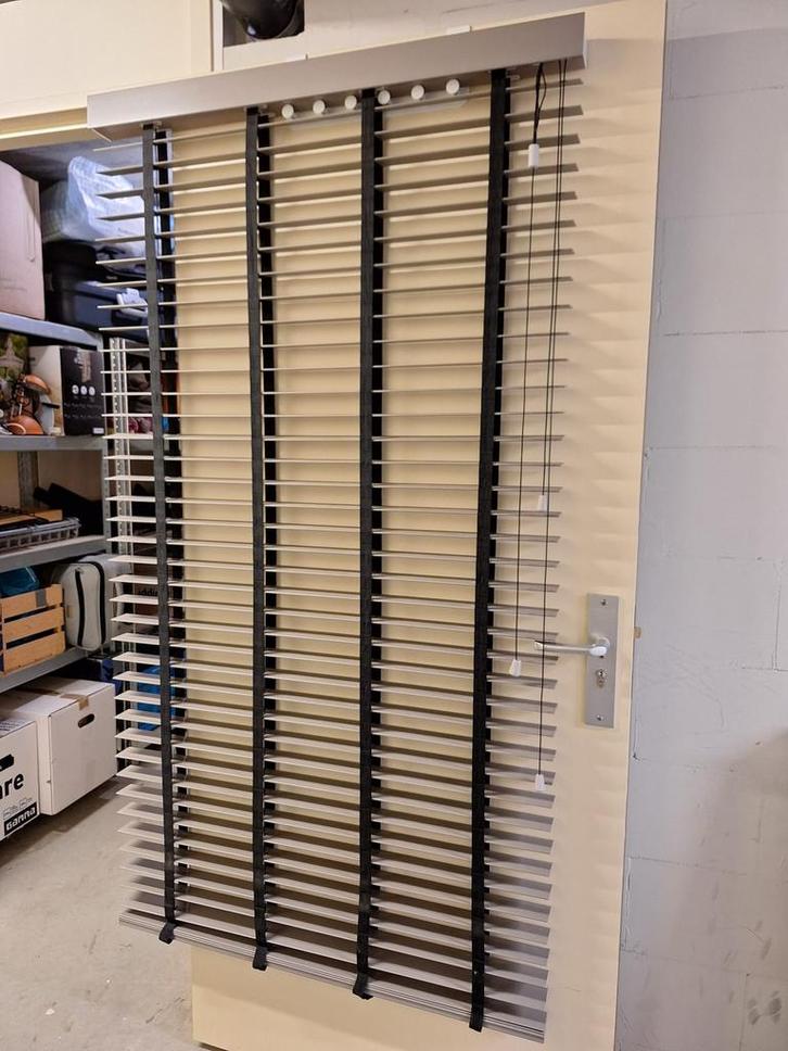 Houten jaloezie grijs (2 stuks), Huis en Inrichting, Stoffering | Gordijnen en Lamellen, Gebruikt, 150 tot 200 cm, 50 tot 100 cm