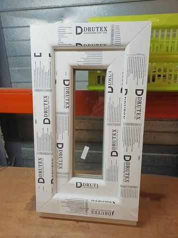 Kunststof Draaikiep kozijn  b34 x h60 cm Wit  -2386- beschikbaar voor biedingen