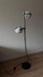 Mooie retrolamp met twee witte  bollen,  geen beschadigingen, Huis en Inrichting, Lampen | Vloerlampen, Gebruikt, 100 tot 150 cm