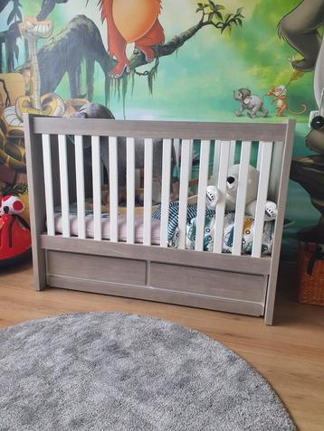 Nieuw babybedje + Commode+wandplank