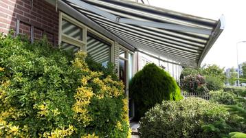 Mooie en goedwerkende knikarm zonneschermen ( 2stuks )  beschikbaar voor biedingen