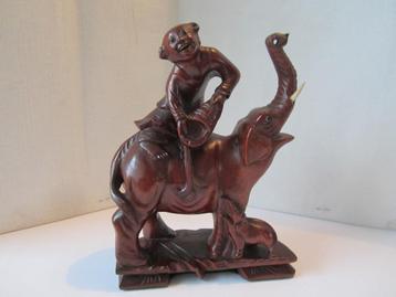 Antiek Chinees rozenhoutsnijwerk van olifant beeld . beschikbaar voor biedingen