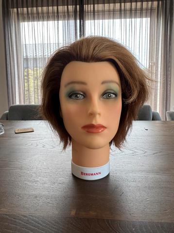 Kappers oefenhoofd beschikbaar voor biedingen