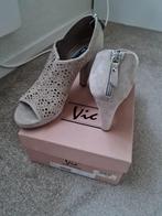 schoenen hoge hak merk Vic, Ophalen of Verzenden, Zo goed als nieuw, Schoenen met hoge hakken, Grijs