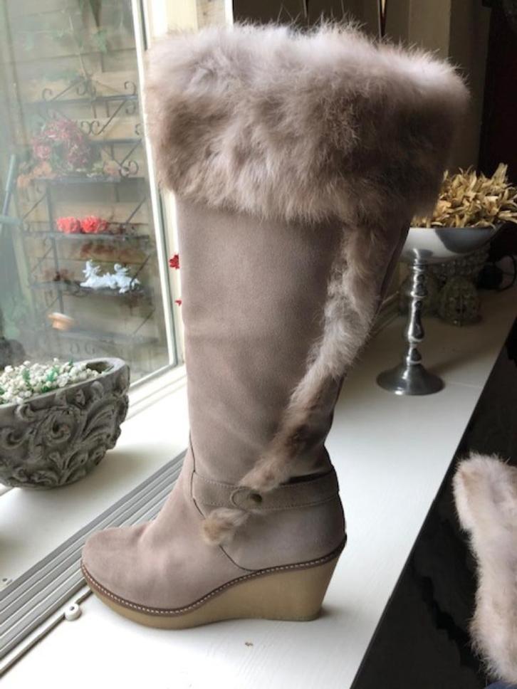 S77 moccio made in italy 40 suede laarzen met bontkraag, Kleding | Dames, Schoenen, Zo goed als nieuw, Hoge laarzen, Beige, Verzenden