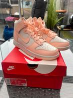 Nike Dunk High Crimson Tint - Maat EU 40, Kleding | Dames, Schoenen, Ophalen of Verzenden, Zo goed als nieuw, Overige kleuren