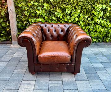 Vinatge geleefde “oude” Chesterfield  fauteuil beschikbaar voor biedingen