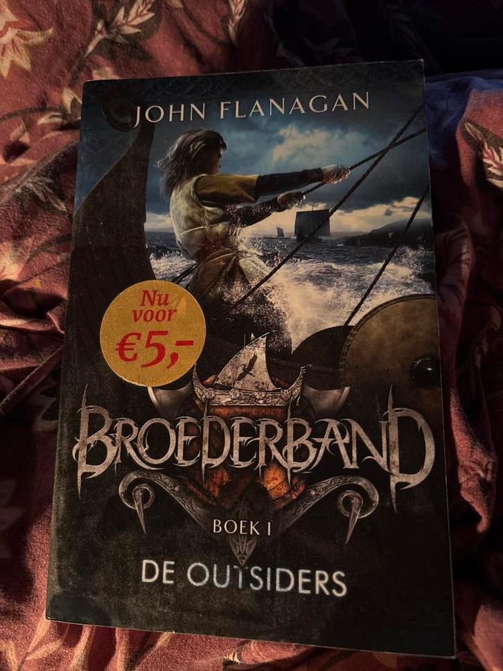 Broederband 1: De Outsiders - John Flanagan, Boeken, Avontuur en Actie, Zo goed als nieuw, Ophalen of Verzenden