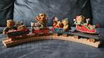 Cherished Teddies teddy trein beeldjes op spoor. Nieuwstaat!, Verzamelen, Beren en Cherished Teddies, Ophalen of Verzenden, Nieuw