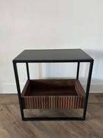Bijzettafel zwart metaal met houten lektuur bak, Ophalen, Minder dan 55 cm, Metaal of Aluminium, Nieuw