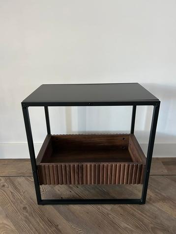 Bijzettafel zwart metaal met houten lektuur bak beschikbaar voor biedingen