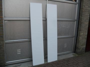 Witte dressoirbladen beschikbaar voor biedingen