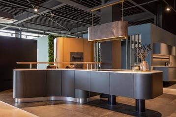 Ronde eilandkeuken met Quooker en Miele apparatuur beschikbaar voor biedingen