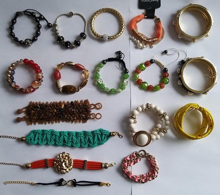 Set van 17 armbanden armbandjes, Sieraden, Tassen en Uiterlijk, Armbanden, Zo goed als nieuw, Met bedels of kralen, Ophalen of Verzenden