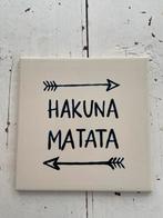 Hakuna matata tegel, Huis en Inrichting, Woonaccessoires | Tekstborden en Spreuken, Ophalen of Verzenden, Zo goed als nieuw