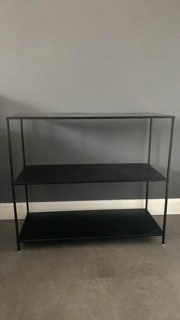 Bijzet tafel of wand meubel beschikbaar voor biedingen