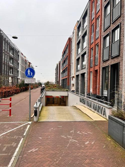 Parkeerplaats te huur in parkeergarage, Huizen en Kamers, Garages en Parkeerplaatsen, Amsterdam