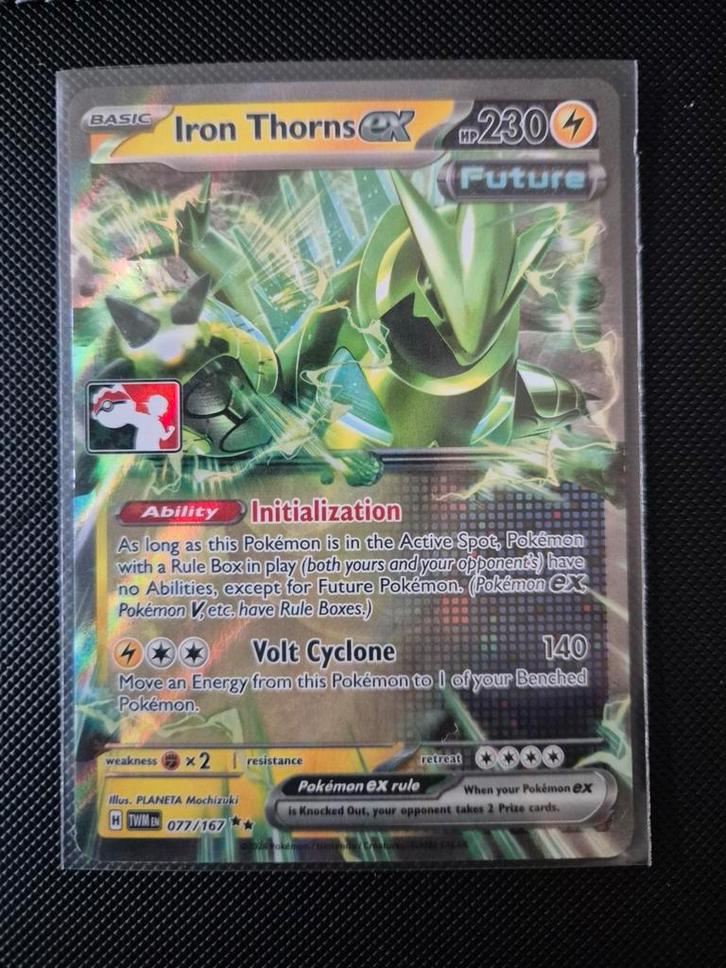 077 Play Stamped Iron Thorns Twilight Pokemon TCG, Hobby en Vrije tijd, Verzamelkaartspellen | Pokémon, Zo goed als nieuw, Ophalen of Verzenden