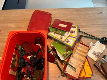 Doos met meccano beschikbaar voor biedingen