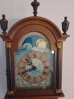Mooie antieke hangklok met maanstand, Ophalen of Verzenden