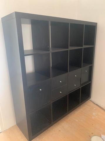MOET NU WEG IKEA Kallax Boekenkast 16 vakken zwartbruin beschikbaar voor biedingen