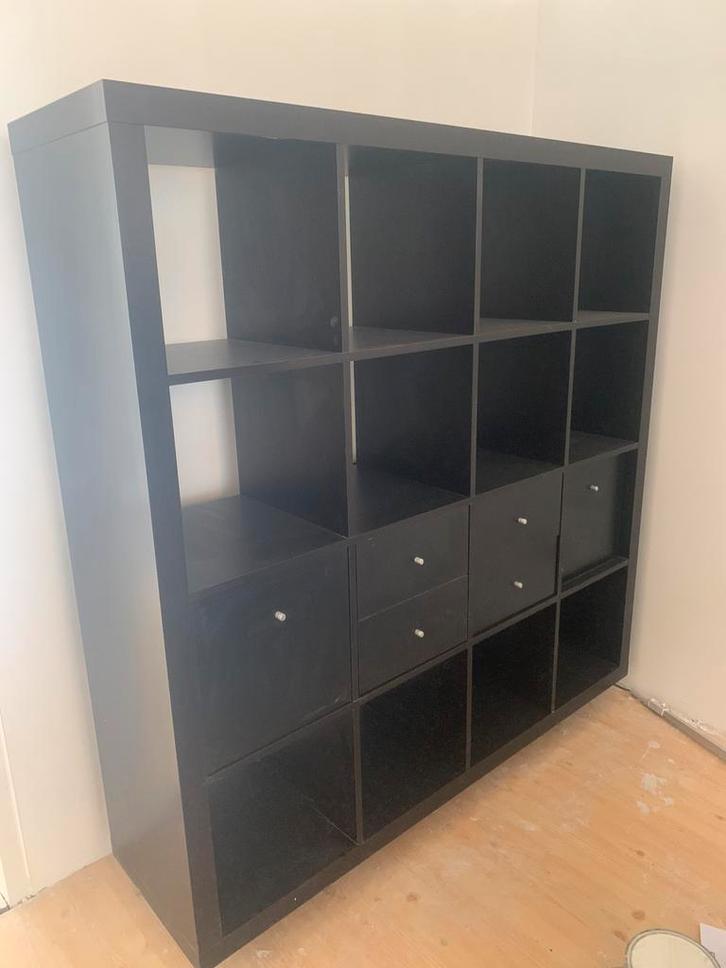 MOET NU WEG IKEA Kallax Boekenkast 16 vakken zwartbruin, Huis en Inrichting, Kasten | Wandmeubels, Zo goed als nieuw, Minder dan 150 cm