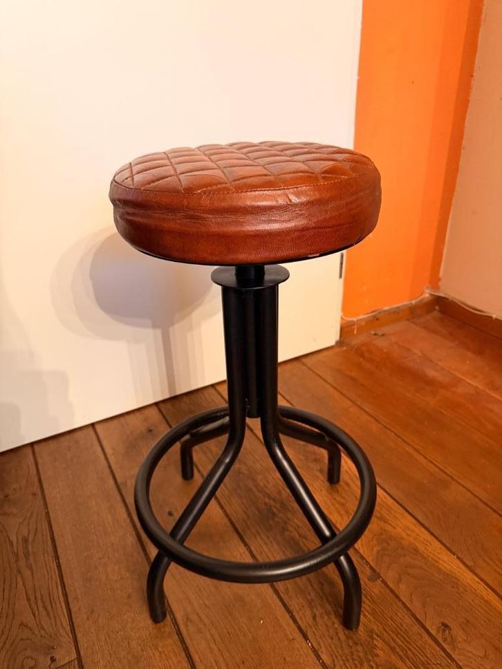 Stoere industriële barkruk – cognac kunstleer & zwart metaal, Huis en Inrichting, Barkrukken, Zo goed als nieuw, 60 tot 90 cm