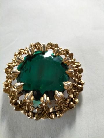 Prachtige grote broche met een prachtige groene glas steen. beschikbaar voor biedingen