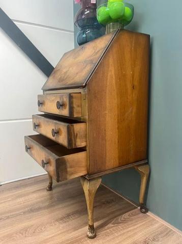 Vintage houten secretaire met lades en opbergvakken beschikbaar voor biedingen