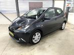 Toyota Aygo 1.0 VVT-i x-cite airco navischerm cruise control, Voorwielaandrijving, Stof, Gebruikt, Euro 6