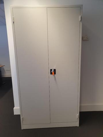 Large Lockable Metal Cabinet beschikbaar voor biedingen
