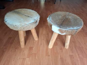 2 houten krukjes met geitenhuid zitting beschikbaar voor biedingen