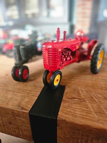Vintage Tractor Model - Massey Harris beschikbaar voor biedingen