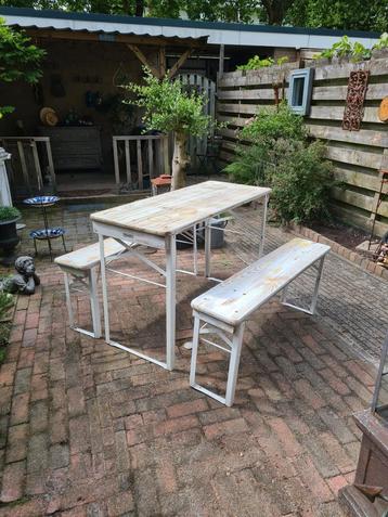 Tuinset / tafel +2 bankjes. beschikbaar voor biedingen