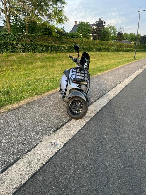 vespa sprint custom designo blue, Fietsen en Brommers, Brommers | Vespa, Zo goed als nieuw, Maximaal 25 km/u, Ophalen of Verzenden