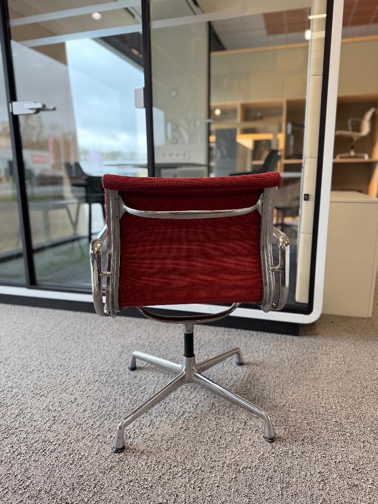 25x Vitra EA107 Eames Aluminium Chair Hopsak red Refurbished, Ophalen of Verzenden, Zo goed als nieuw, Stof, Eames