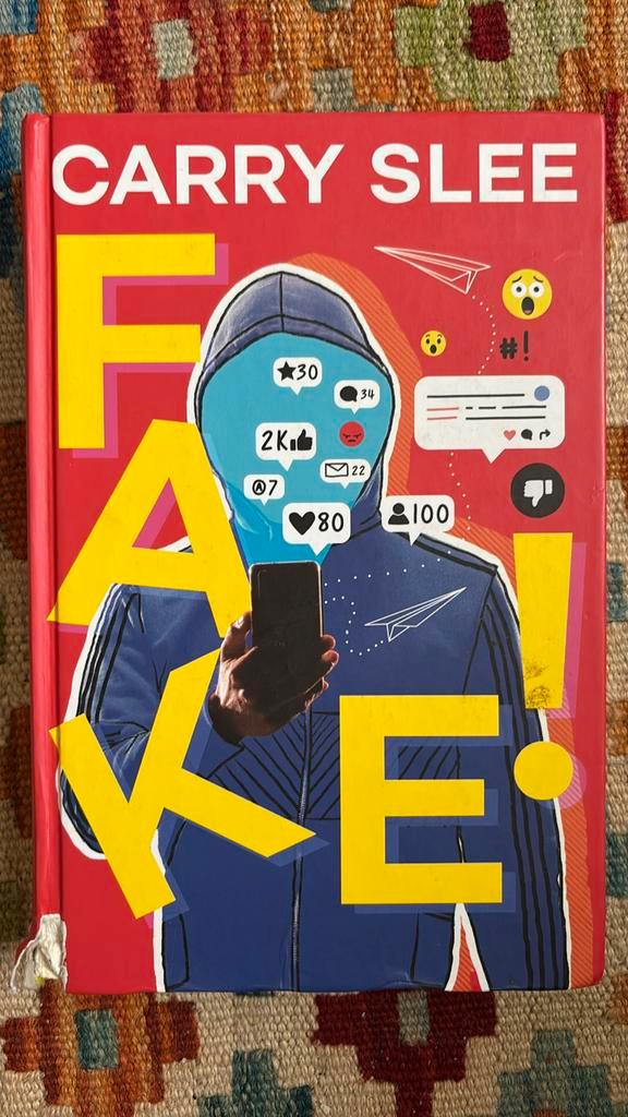 Carry Slee - Fake!, Boeken, Kinderboeken | Jeugd | 13 jaar en ouder, Zo goed als nieuw, Ophalen of Verzenden