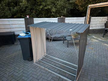 Brand hout opslag hok beschikbaar voor biedingen