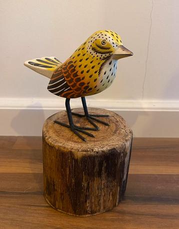 Handgemaakte houten vogeltje op stam - geel  beschikbaar voor biedingen