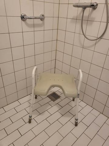 Douche kruk beschikbaar voor biedingen